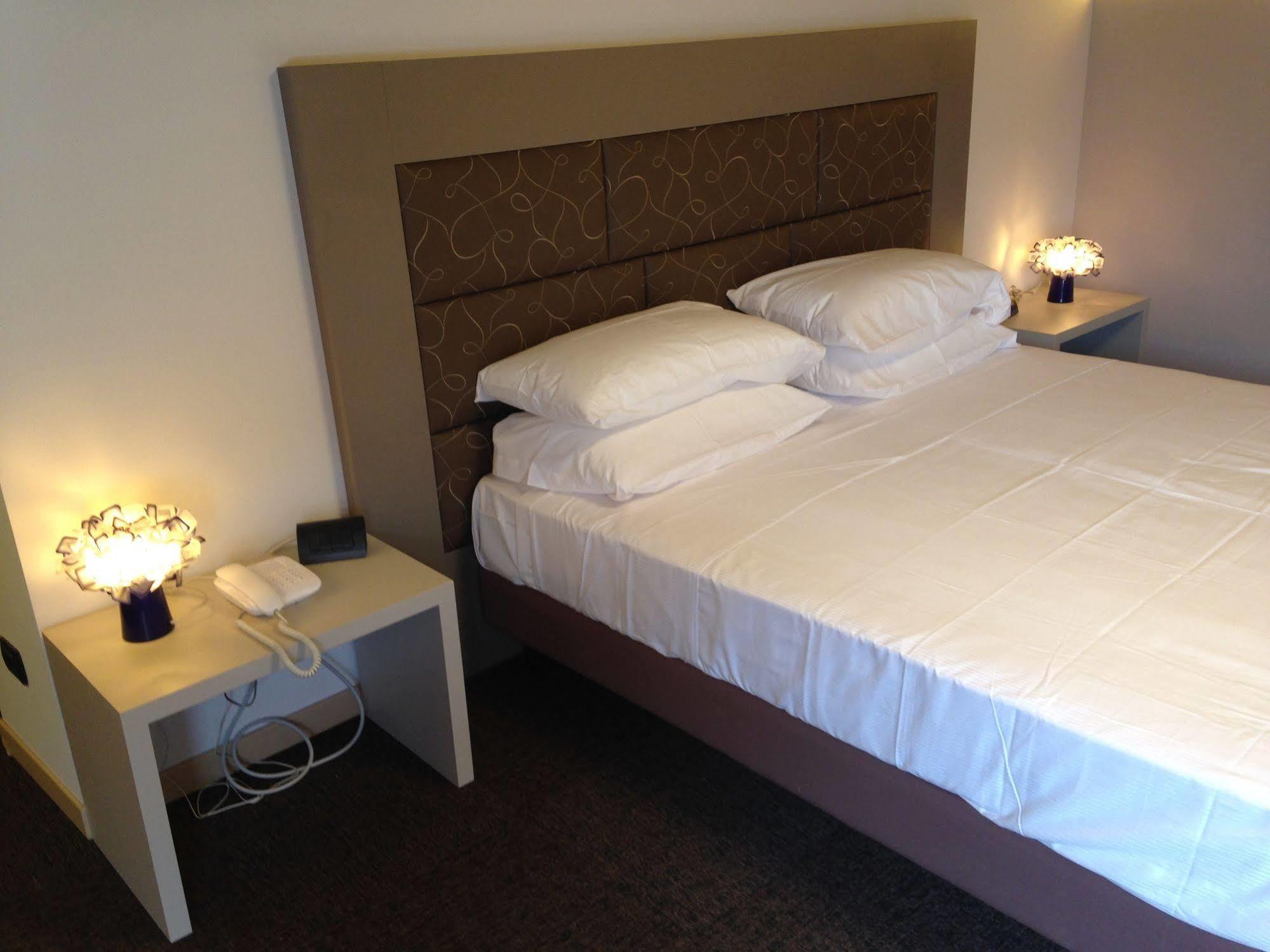 Hotel Don Abbondio Lecco Buitenkant foto