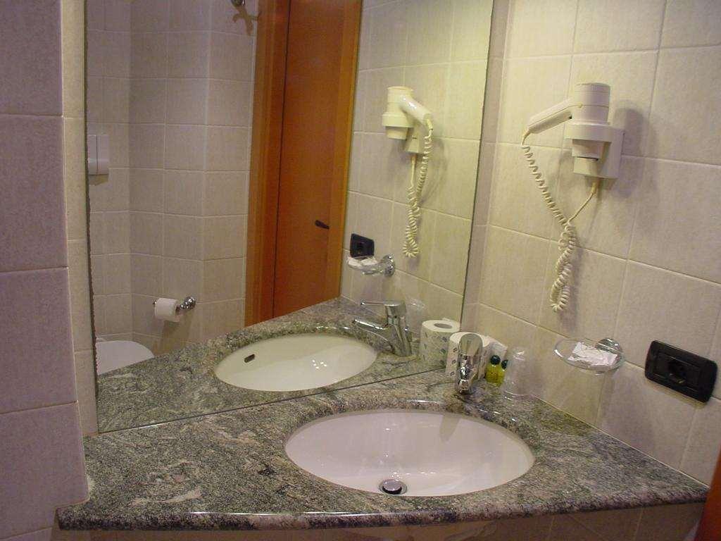 Hotel Don Abbondio Lecco Kamer foto