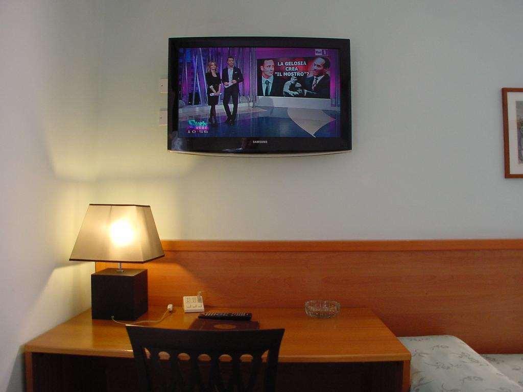 Hotel Don Abbondio Lecco Kamer foto