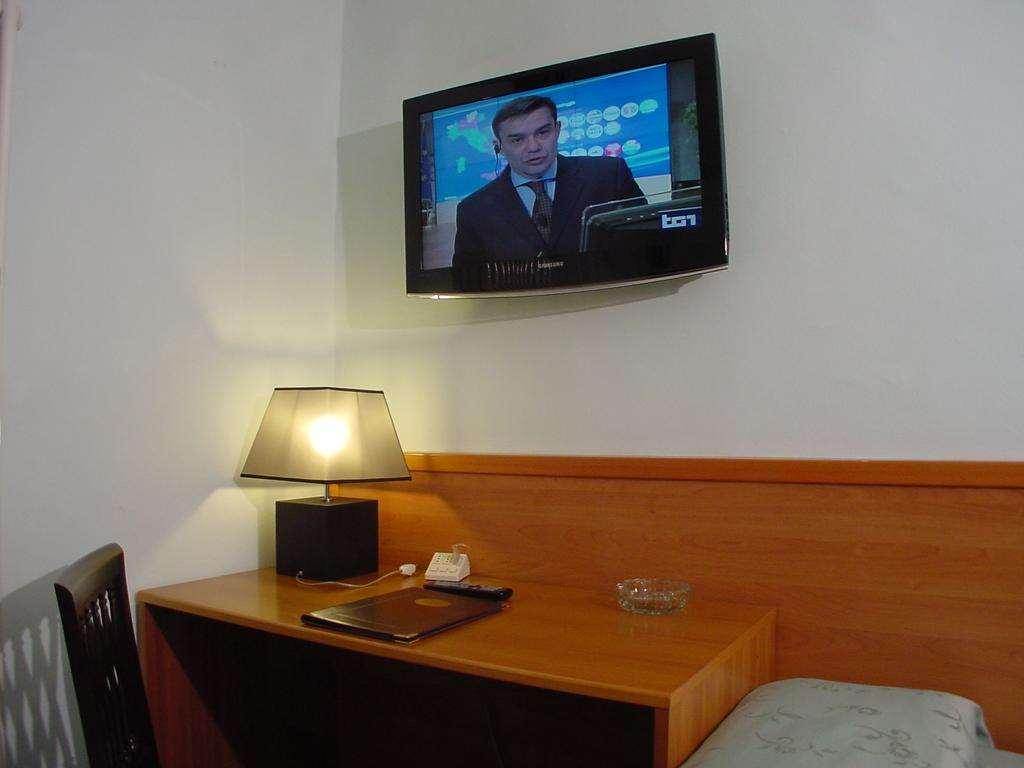 Hotel Don Abbondio Lecco Kamer foto